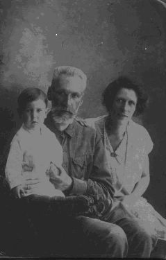 Там, в ссылке я и родился. На снимке моя мама Анна Михайловна Шлиппенбах. Мой отец Андрей Павлович Шлиппенбах.
